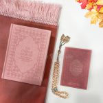 Coffret Cadeau rose "Ratiba" (Coran, Citadelle, Chapelet, tapis de prière)